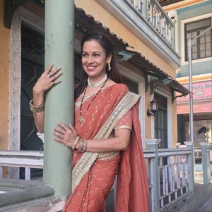 Jyoti Gauba Instagram - Sun, saree, and a smile full of stories.
Can you guess what scene we’re shooting today?

#OnSetVibes #SareeNotSari #TraditionalTales #BehindTheScenes #IndianBeauty #dangaltvchannel
#dangaltv
#