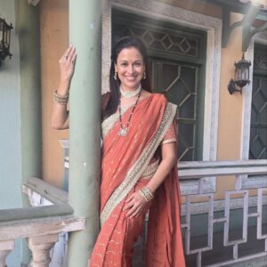 Jyoti Gauba Instagram - Sun, saree, and a smile full of stories.
Can you guess what scene we’re shooting today?

#OnSetVibes #SareeNotSari #TraditionalTales #BehindTheScenes #IndianBeauty #dangaltvchannel
#dangaltv
#