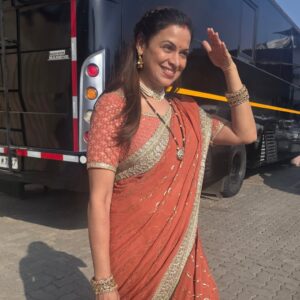 Jyoti Gauba Instagram - Sun, saree, and a smile full of stories.
Can you guess what scene we’re shooting today?

#OnSetVibes #SareeNotSari #TraditionalTales #BehindTheScenes #IndianBeauty #dangaltvchannel
#dangaltv
#