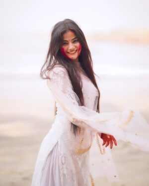 Kajal Sharma Instagram - Happy Holi 🤗❤️✨🌈
. 
📸 - @kurta_and_camera
.
.
.
.
.
#happyholi #holi2025 #explore #fyp