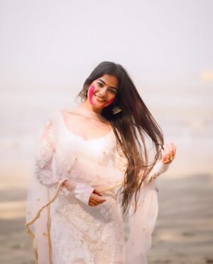 Kajal Sharma Instagram - Happy Holi 🤗❤️✨🌈
. 
📸 - @kurta_and_camera
.
.
.
.
.
#happyholi #holi2025 #explore #fyp