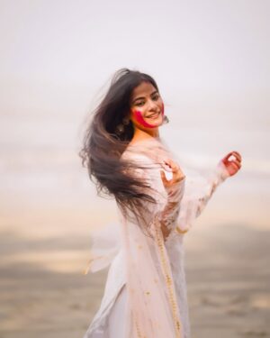 Kajal Sharma Instagram - Happy Holi 🤗❤️✨🌈
. 
📸 - @kurta_and_camera
.
.
.
.
.
#happyholi #holi2025 #explore #fyp