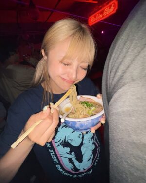 Kalen Anzai Instagram - .
金髪にした‼️安心する‼️☺️

楽しい夜だった、最近あったかくていいね
気が付いたらラーメンたぺてたァ🍜ｳﾏ

3日前にコケて膝がｵﾜｯﾃﾙ

#standoil #스탠드오일