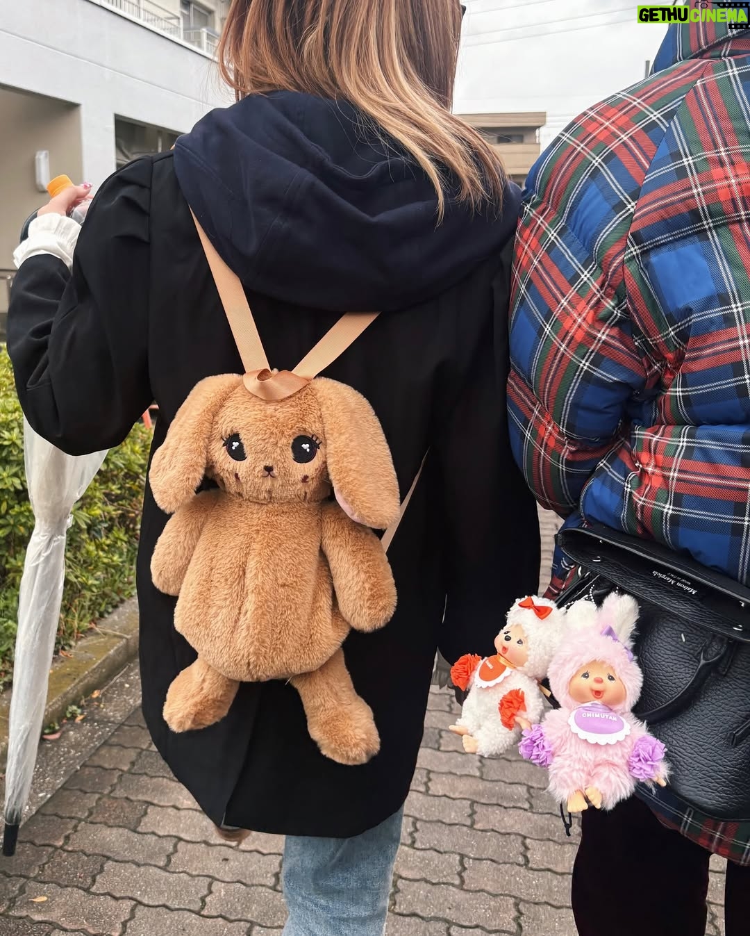 Kalen Anzai - 3.7K Likes - .
すーぐふざける👭🤝🏻🌟
みんななんかしら着いてる🐰
元気いっぱいのありさちゃんと
ニタニタしてる美羽ちゃん
今日もありがとう🤝👼
#ありさちゃんがめちゃ寛いでる写真撮られ
#LINEグループに貼られる
#全員のカメラロールに無事保存
#美羽ちゃんはそれを見て
#脳内全ての悪知恵使ったような顔でニヤついた
#良いコンビです