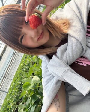 Kalen Anzai Instagram - .
これは先週いちご狩りをしたときの🍓
わりと毎年いちご狩りしてるけど
案外スグお腹いっぱいになっちゃって
毎年目標100個目指すけど
達成出来たことは一度もない˘ ᴗ ̫ ᴗ ˘

#いちご#ジャムは食べれない