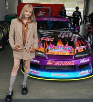 Kalen Anzai Instagram - .
この度、映画「ALIVEHOON アライブフーン」新作の
主演を務めさせて頂くことになりました！

絶賛、演技やドリフトの練習中ですが
監督をはじめ、ご協力くださっているレーサーさんや
スタッフの方々全員が、深い情熱でのめり込む、
心のこもった作品に参加できる幸せを噛み締めている最中です。🙂

キャストの皆さんとも気持ちを一つに
この作品が素晴らしいものになるよう努めますので、
ぜひ、応援して頂けると嬉しいです！！🔥

#ALIVEHOON #アライブフーン