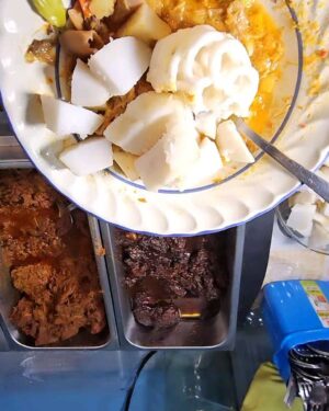 Kalina Ocktaranny Instagram - Tradisi malam takbiran yg udah berlangsung selama belasan tahun dirumah Sapi 🐮 (panggilan kesayangan buat angkel @alvinadam1 )
Menu makanan yg cuma ada 1 tahun sekali..
Dan ga akan pernah mau dia bikin selain malam takbiran walaupun kita nangis2 darah sekalipun...

Satu2nya makanan yg bisa bikin si abang @jimmoputrapetir nambah..
Juara emang 🙌🏼

Alhamdulillah bisa kumpul bareng sahabat2.. 
Tarima kasih angkel buat makanan istimewanya..
Bisa bungkus juga 😁
Berkah ya angkel... 
🤲🏻

❤️K

PS: Akhirnya bapaknya KhongGuan ketemu 😂