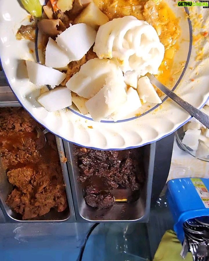 Kalina Ocktaranny - 2.3K Likes - Tradisi malam takbiran yg udah berlangsung selama belasan tahun dirumah Sapi 🐮 (panggilan kesayangan buat angkel @alvinadam1 )
Menu makanan yg cuma ada 1 tahun sekali..
Dan ga akan pernah mau dia bikin selain malam takbiran walaupun kita nangis2 darah sekalipun...
Satu2nya makanan yg bisa bikin si abang @jimmoputrapetir nambah..
Juara emang 🙌🏼
Alhamdulillah bisa kumpul bareng sahabat2..
Tarima kasih angkel buat makanan istimewanya..
Bisa bungkus juga 😁
Berkah ya angkel...
🤲🏻
❤️K
PS: Akhirnya bapaknya KhongGuan ketemu 😂