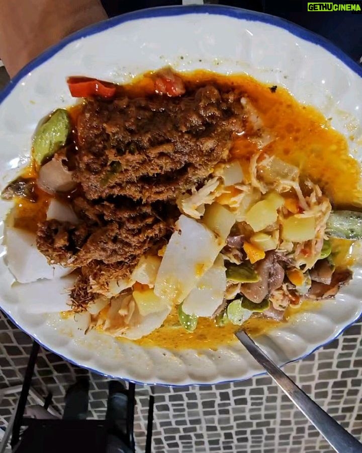 Kalina Ocktaranny - 2.3K Likes - Tradisi malam takbiran yg udah berlangsung selama belasan tahun dirumah Sapi 🐮 (panggilan kesayangan buat angkel @alvinadam1 )
Menu makanan yg cuma ada 1 tahun sekali..
Dan ga akan pernah mau dia bikin selain malam takbiran walaupun kita nangis2 darah sekalipun...
Satu2nya makanan yg bisa bikin si abang @jimmoputrapetir nambah..
Juara emang 🙌🏼
Alhamdulillah bisa kumpul bareng sahabat2..
Tarima kasih angkel buat makanan istimewanya..
Bisa bungkus juga 😁
Berkah ya angkel...
🤲🏻
❤️K
PS: Akhirnya bapaknya KhongGuan ketemu 😂