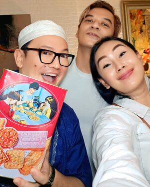 Kalina Ocktaranny Instagram - Tradisi malam takbiran yg udah berlangsung selama belasan tahun dirumah Sapi 🐮 (panggilan kesayangan buat angkel @alvinadam1 )
Menu makanan yg cuma ada 1 tahun sekali..
Dan ga akan pernah mau dia bikin selain malam takbiran walaupun kita nangis2 darah sekalipun...

Satu2nya makanan yg bisa bikin si abang @jimmoputrapetir nambah..
Juara emang 🙌🏼

Alhamdulillah bisa kumpul bareng sahabat2.. 
Tarima kasih angkel buat makanan istimewanya..
Bisa bungkus juga 😁
Berkah ya angkel... 
🤲🏻

❤️K

PS: Akhirnya bapaknya KhongGuan ketemu 😂