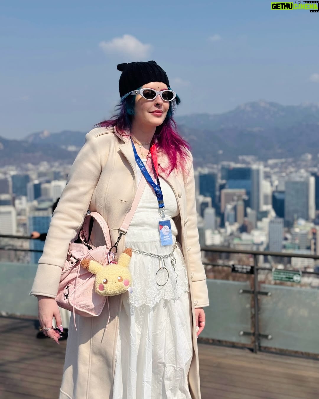Karen Bachini - 13.1K Likes - Mais um dia de passeio na Coreia 💙 Hoje eternizei meu amor com @karenbachinibeauty na Seoul Tower 😍 Estão gostando das fotos da viagem?