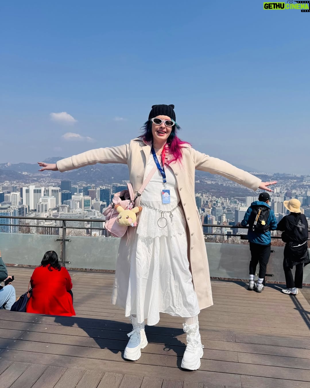 Karen Bachini - 13.1K Likes - Mais um dia de passeio na Coreia 💙 Hoje eternizei meu amor com @karenbachinibeauty na Seoul Tower 😍 Estão gostando das fotos da viagem?