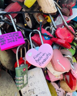Karen Bachini Instagram - Mais um dia de passeio na Coreia 💙 Hoje eternizei meu amor com @karenbachinibeauty na Seoul Tower 😍 Estão gostando das fotos da viagem?