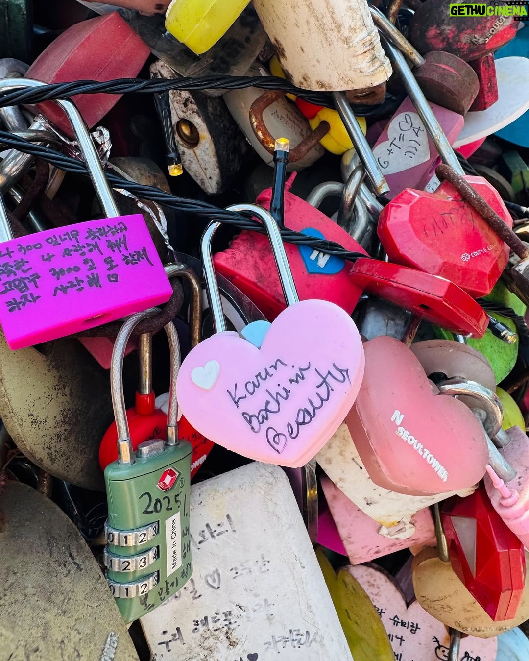 Karen Bachini - 13.1K Likes - Mais um dia de passeio na Coreia 💙 Hoje eternizei meu amor com @karenbachinibeauty na Seoul Tower 😍 Estão gostando das fotos da viagem?