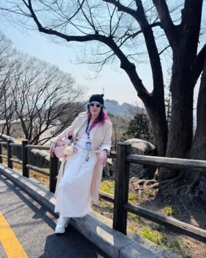 Karen Bachini Instagram - Mais um dia de passeio na Coreia 💙 Hoje eternizei meu amor com @karenbachinibeauty na Seoul Tower 😍 Estão gostando das fotos da viagem?