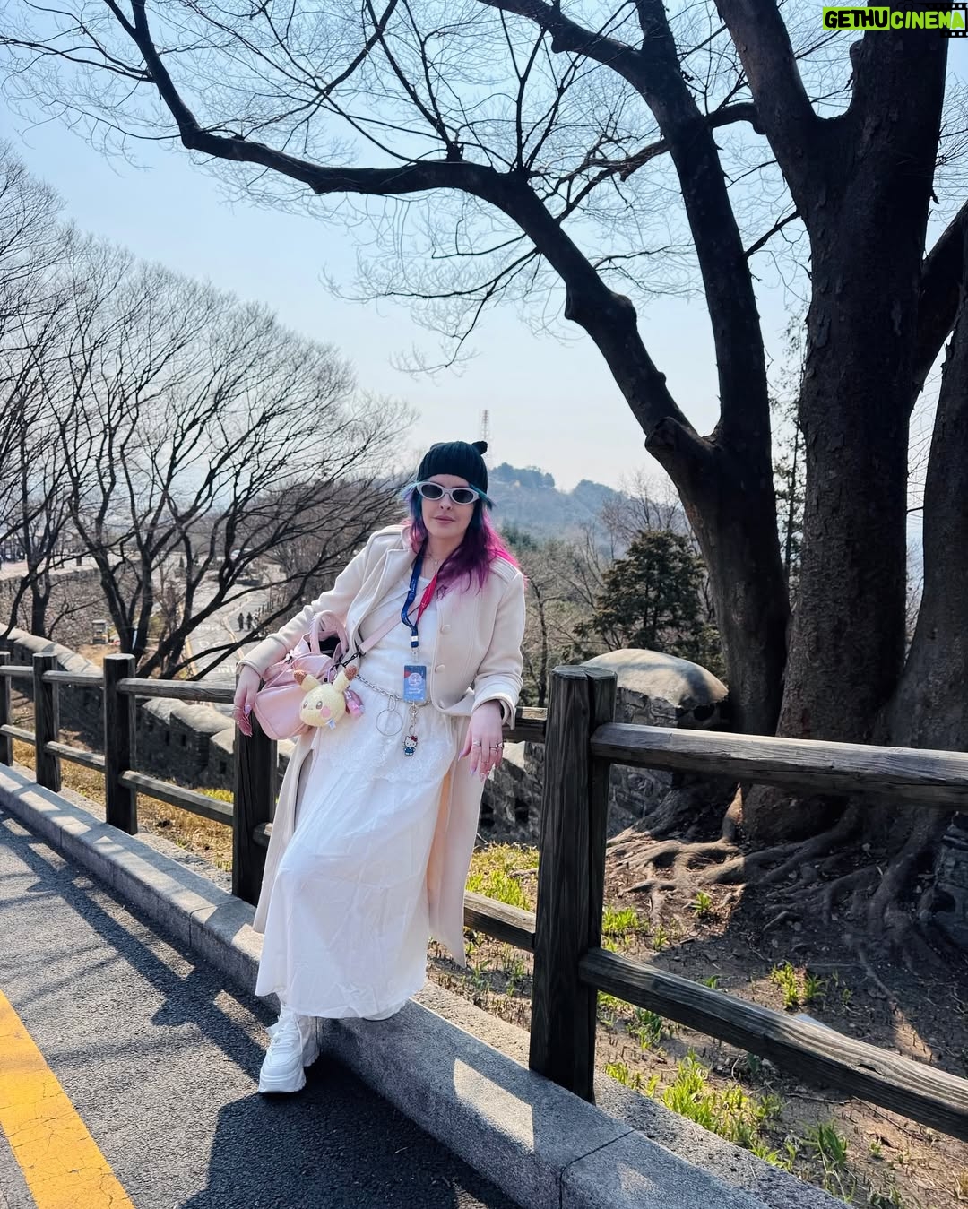 Karen Bachini - 13.1K Likes - Mais um dia de passeio na Coreia 💙 Hoje eternizei meu amor com @karenbachinibeauty na Seoul Tower 😍 Estão gostando das fotos da viagem?