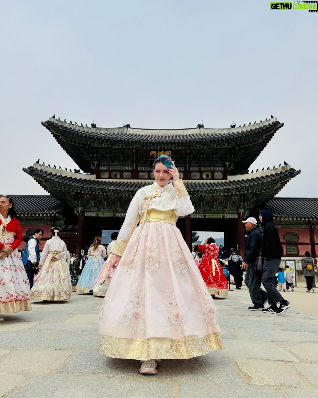 Karen Bachini - 31.7K Likes - Tudo por uma foto bonita no meu hanbok (veste tradicional coreana) até congelar - tá muito frio aqui genteeeee! Mas já estou AMANDO turistar na Coreia 🇰🇷❤️ @minhaviagempracoreia