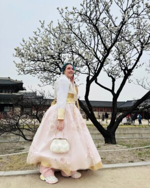 Karen Bachini Instagram - Tudo por uma foto bonita no meu hanbok (veste tradicional coreana) até congelar - tá muito frio aqui genteeeee! Mas já estou AMANDO turistar na Coreia 🇰🇷❤️ @minhaviagempracoreia