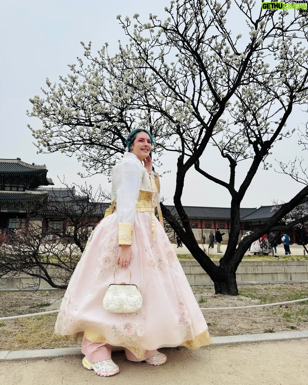 Karen Bachini - 31.7K Likes - Tudo por uma foto bonita no meu hanbok (veste tradicional coreana) até congelar - tá muito frio aqui genteeeee! Mas já estou AMANDO turistar na Coreia 🇰🇷❤️ @minhaviagempracoreia