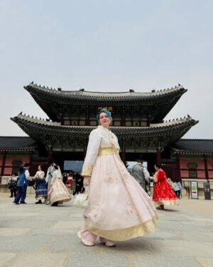 Karen Bachini Instagram - Tudo por uma foto bonita no meu hanbok (veste tradicional coreana) até congelar - tá muito frio aqui genteeeee! Mas já estou AMANDO turistar na Coreia 🇰🇷❤️ @minhaviagempracoreia