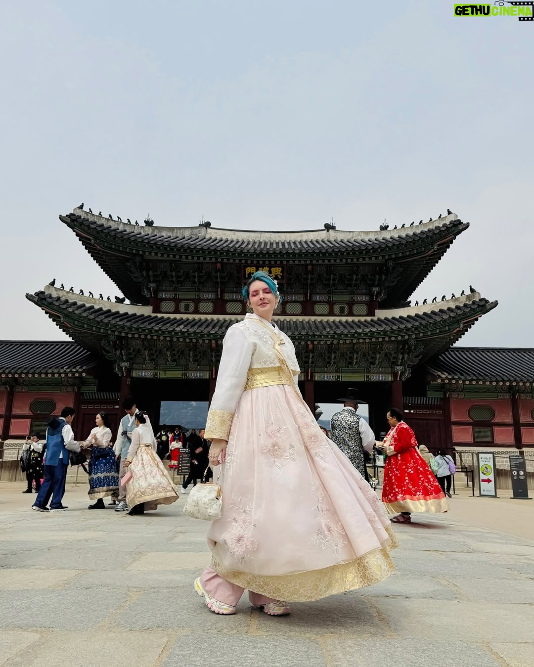 Karen Bachini - 31.7K Likes - Tudo por uma foto bonita no meu hanbok (veste tradicional coreana) até congelar - tá muito frio aqui genteeeee! Mas já estou AMANDO turistar na Coreia 🇰🇷❤️ @minhaviagempracoreia