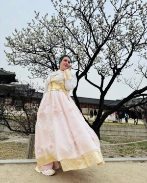 Karen Bachini Instagram - Tudo por uma foto bonita no meu hanbok (veste tradicional coreana) até congelar - tá muito frio aqui genteeeee! Mas já estou AMANDO turistar na Coreia 🇰🇷❤️ @minhaviagempracoreia