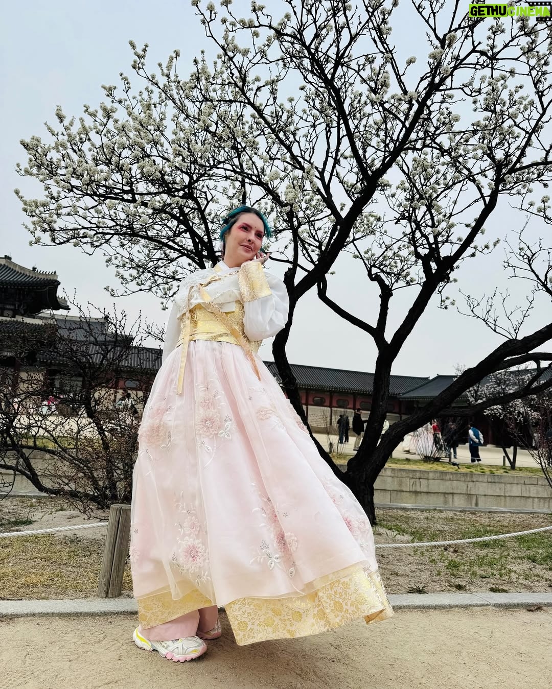Karen Bachini - 31.7K Likes - Tudo por uma foto bonita no meu hanbok (veste tradicional coreana) até congelar - tá muito frio aqui genteeeee! Mas já estou AMANDO turistar na Coreia 🇰🇷❤️ @minhaviagempracoreia