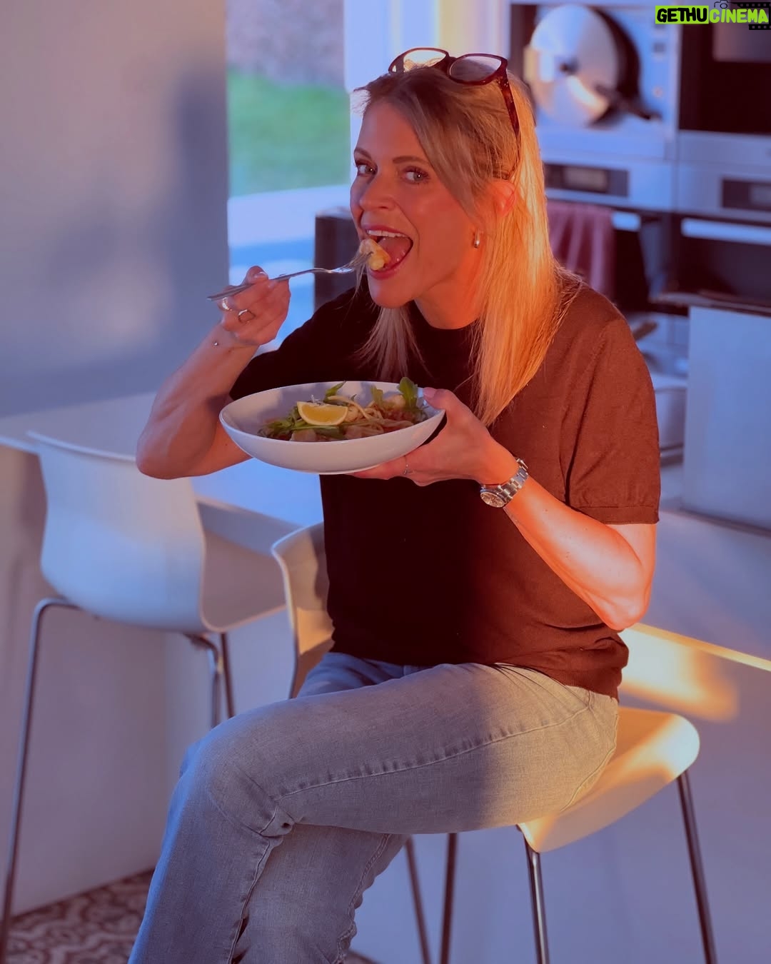 Karen Damen - 37.1K Likes - Ne mens moet toch eten hè.. 🤷🏼♀️ Maar dan liefst iets lekker dat snel klaar is! 😋 #AD #advertentie #hellofresh