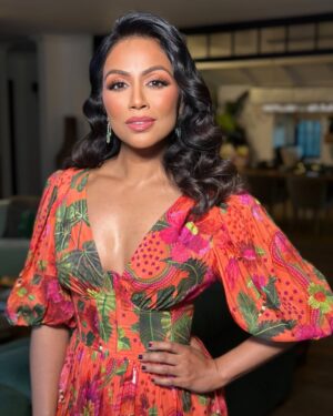 Karen David Instagram - SPRING 🧡🩷💛💚 @karendavidofficial for @isabelsgardenmovie Premiere 
Makeup #MADRIDGLOW
Hair @stevenmasonlife