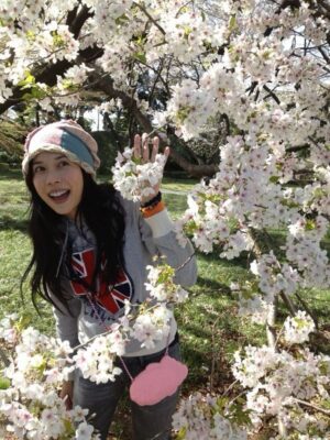 Karen Mok Man-Wai Instagram - 親愛的，人間的愛情就像一朵花💖  
願朵朵鮮花，綻放在我們的當下💐
Live life in full boom 🌸
#SeasonsOfFlower
#歲月裡的花  #莫文蔚 #KarenMOK