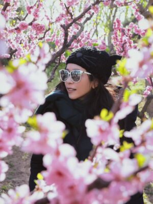 Karen Mok Man-Wai Instagram - 親愛的，人間的愛情就像一朵花💖  
願朵朵鮮花，綻放在我們的當下💐
Live life in full boom 🌸
#SeasonsOfFlower
#歲月裡的花  #莫文蔚 #KarenMOK
