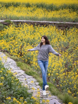 Karen Mok Man-Wai Instagram - 親愛的，人間的愛情就像一朵花💖  
願朵朵鮮花，綻放在我們的當下💐
Live life in full boom 🌸
#SeasonsOfFlower
#歲月裡的花  #莫文蔚 #KarenMOK