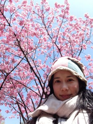 Karen Mok Man-Wai Instagram - 親愛的，人間的愛情就像一朵花💖  
願朵朵鮮花，綻放在我們的當下💐
Live life in full boom 🌸
#SeasonsOfFlower
#歲月裡的花  #莫文蔚 #KarenMOK
