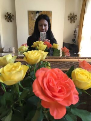 Karen Mok Man-Wai Instagram - 親愛的，人間的愛情就像一朵花💖  
願朵朵鮮花，綻放在我們的當下💐
Live life in full boom 🌸
#SeasonsOfFlower
#歲月裡的花  #莫文蔚 #KarenMOK
