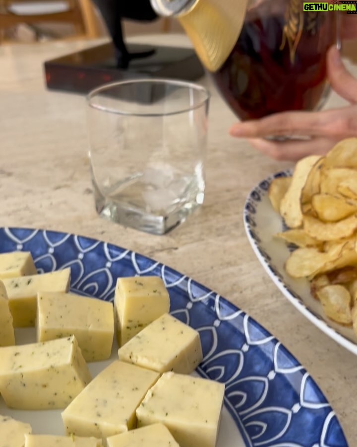 Karina Calmet - 4.9K Likes - Sábado almorzando con mamá 🌻pusimos unas velas que huelen bien rico para darle ambiente 🕯️luego un piqueito de papitas con quesito (también ron jejejeee)… en mi familia siempre nos llevamos la comida para el día siguiente 😍 …………. Gracias @yamigiha por cocinar tan rico 🙏 y finalizamos con un gatito hermoso 🩵