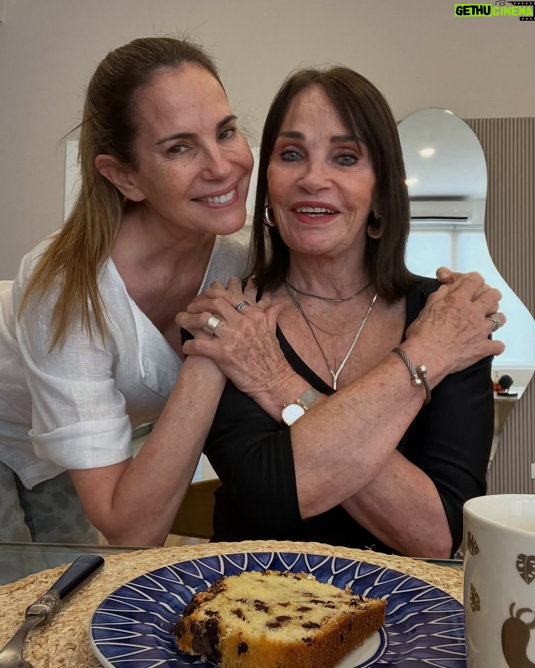 Karina Calmet - 4.9K Likes - Sábado almorzando con mamá 🌻pusimos unas velas que huelen bien rico para darle ambiente 🕯️luego un piqueito de papitas con quesito (también ron jejejeee)… en mi familia siempre nos llevamos la comida para el día siguiente 😍 …………. Gracias @yamigiha por cocinar tan rico 🙏 y finalizamos con un gatito hermoso 🩵