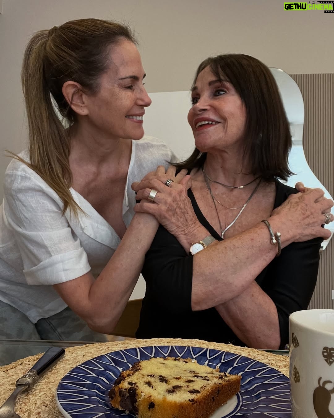 Karina Calmet - 4.9K Likes - Sábado almorzando con mamá 🌻pusimos unas velas que huelen bien rico para darle ambiente 🕯️luego un piqueito de papitas con quesito (también ron jejejeee)… en mi familia siempre nos llevamos la comida para el día siguiente 😍 …………. Gracias @yamigiha por cocinar tan rico 🙏 y finalizamos con un gatito hermoso 🩵