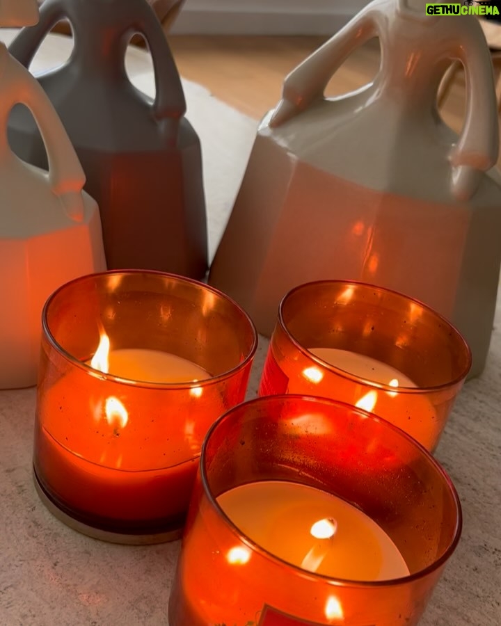 Karina Calmet - 4.9K Likes - Sábado almorzando con mamá 🌻pusimos unas velas que huelen bien rico para darle ambiente 🕯️luego un piqueito de papitas con quesito (también ron jejejeee)… en mi familia siempre nos llevamos la comida para el día siguiente 😍 …………. Gracias @yamigiha por cocinar tan rico 🙏 y finalizamos con un gatito hermoso 🩵