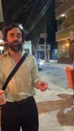 Karine Teles Instagram - Um videozinho de bastidores que eu guardei, já era pra ter postado, mas acho que tá valendo postar hoje! Esse dia tava um vento de mudança de tempo… daqueles que sopram com presença, fazendo bagunça nas coisas leves e nos cabelos! Peraltamente invisível! A gente tinha muitos planos complexos pra gravar e muito papo pra bater também! Turma boa! Todo mundo reparou no vento! @julinhoandrade @mathnachtergaele @leandrofirmino.oficial @leandroleo @brenodesdepequeno @joaovicente27 @thocividanes #valetudo #bastidores #tb #vento