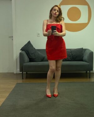 Karine Teles Instagram - Vermelho é a cor mais quente? Ou cês gostam mais de rosa e roxo? Aldeide tava toda toda ontem! Cês viram? Até sambar, ela sambou! Não tô dando conta de tudo, mas tenho visto e sentido o carinho de vcs! Nem sei ! 
#aldeide #valetudo #vestidinhovermelho #embrulhadaprapresente
🩷🩷🩷🩷🩷🩷🩷🩷🩷🩷🩷🩷🩷🩷🩷🩷🩷🩷🩷💜💜💜💜💜💜💜💜💜💜💜💜💜💜💜💜💜💜💜❤️❤️❤️❤️❤️❤️❤️❤️❤️❤️❤️❤️❤️❤️❤️❤️❤️❤️❤️