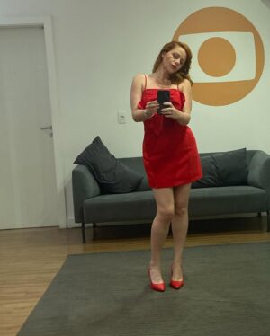 Karine Teles Instagram - Vermelho é a cor mais quente? Ou cês gostam mais de rosa e roxo? Aldeide tava toda toda ontem! Cês viram? Até sambar, ela sambou! Não tô dando conta de tudo, mas tenho visto e sentido o carinho de vcs! Nem sei ! 
#aldeide #valetudo #vestidinhovermelho #embrulhadaprapresente
🩷🩷🩷🩷🩷🩷🩷🩷🩷🩷🩷🩷🩷🩷🩷🩷🩷🩷🩷💜💜💜💜💜💜💜💜💜💜💜💜💜💜💜💜💜💜💜❤️❤️❤️❤️❤️❤️❤️❤️❤️❤️❤️❤️❤️❤️❤️❤️❤️❤️❤️