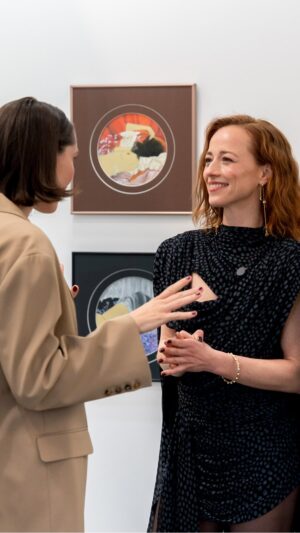 Karine Vanasse Instagram - Notre porte-parole Karine Vanasse a visité la foire en compagnie de Florence-Agathe Dubé Moreau, commissaire indépendante en art contemporain. Un petit aperçu de leur visite et de la foire qui bat son plein! ✨

 🌷Plural a lieu du 11 au 13 avril au Grand Quai du port de Montréal. 
 🌷44 galeries 🌷 500 artistes 🌷l'art contemporain à l'honneur

Réalisation et montage : @agence_rugicomm 

#foireplural #artfair #artcontemporain #contemporaryart #galeriesdart  #artgalleries