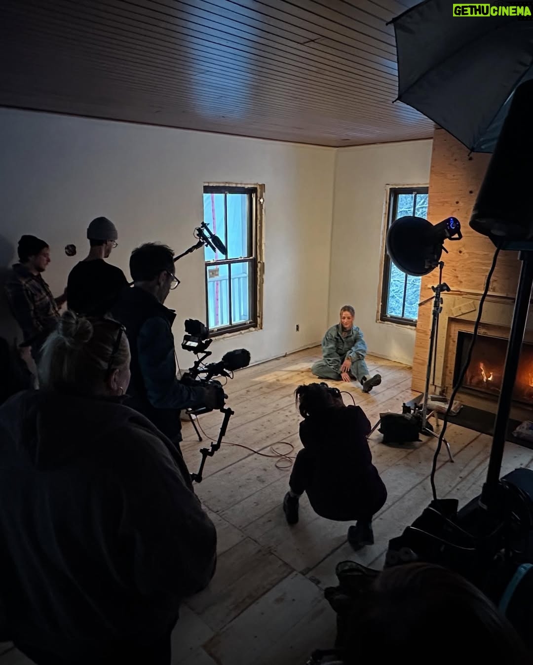Karine Vanasse - 2K Likes - Se faire un chez soi… pour revenir à la maison.
« Karine et la Maison Jaune. » 💛
Sur @canalvie, mardi à 20h.
Sur @cravecanadafr par la suite.
• Merci à @sabrina.hammoum pour la réalisation toute en sensibilité.
• Merci à @willgareau @nbbustos @groupeentourage et @canalvie pour l’accompagnement et l’invitation à être moi. Juste et toute moi.
Et surtout merci de m’avoir offert cet espace en me donnant la chance de mettre à mon tour en lumière le travail d’artistes, artisans et passionnés aux métiers souvent méconnus dont j’admire tant le parcours et les connaissances.
💛
📷 @evamaudetc