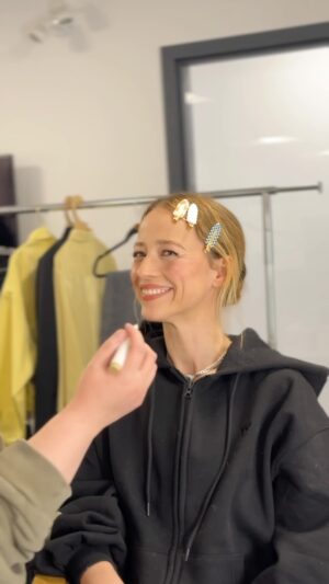 Karine Vanasse Instagram - Tournage de nuit chez un concessionnaire @nissancanada pour tourner la toute dernière campagne de Nissan pour le Québec 🌚 
Dans vos écrans sous peu !