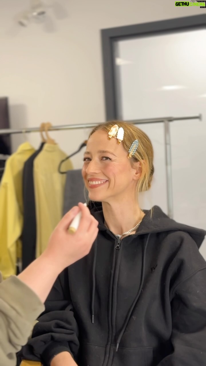 Karine Vanasse - 1K Likes - Tournage de nuit chez un concessionnaire @nissancanada pour tourner la toute dernière campagne de Nissan pour le Québec 🌚
Dans vos écrans sous peu !