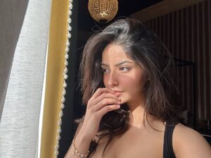 Actress Kashmira Pardesi HD Photos and Wallpapers September 2025