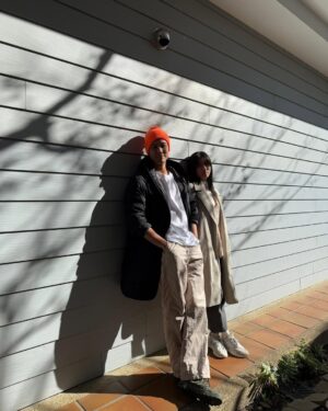 Kate Pang Instagram - 時至今日，依舊不知道是什麼讓我們吸在一起。是雙子座走到了冥王宮？雙魚發生了水逆？還是太陽反轉了磁场，月亮加倍了潮汐？

跌跌撞撞混了十一年婚姻，混出了兩個孩子，和一個起起伏伏的人生，這剛好是我最喜歡的出其不意。

如同你所說，我是一個chaos。

我的混亂，撞擊了你的規律，請張開雙手，接受你的命運，接納不完美的我，和感謝時的辭不達意。

致，用生命寫出荒謬劇的我跟你。

📷： @nickyloh 
（很會拍neh～～～～）

#途中有你 #青春小鳥 #我的青春小鳥一去不回來 #請到meWatch看戲 
@wawapictures 
@mewatch.mediacorp