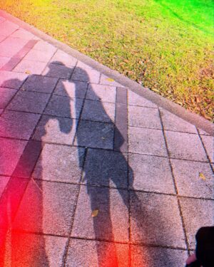 Kate Pang Instagram - 從小單親的我，擁有一個屬於自己的家，一直是我人生最大的心願，當我知道自己即將成為母親的那一天，我卻遲疑了。

不知是哥哥還是我的心跳，反覆忐忑地說著：「你知道怎麼做一位母親嗎？妳能成為一個好母親嗎？妳能永遠愛著妳的孩子，永遠不捨棄他們嗎？妳能維持婚姻到人生的盡頭嗎？如果這一切這麼簡單，為什麼妳總是在父母之間感受到寂寞？」。

我想我不是一位好母親，我沒有辦法在情緒失控的時候，不遷怒於你們，我沒有辦法不帶著原生家庭的傷，給你們一個永遠微笑的媽媽。

我怎麼會變成自己最討厭的樣子？我不喜歡這樣的自己，你們卻深深愛著--這樣的我。

與其說是我在教養你們，更不如說是你們馴化了我，當我失去理智的時候，妹妹一句「媽媽，深呼吸。」喚醒了我的內在小孩，輕輕的告訴我，「擁抱」與「了解」，是我多麼渴望，卻一直得不到的，但現在我有能力「給予」。

你們給我機會，讓我看到什麼是永恆的愛，無論我多麼的醜惡，在你們眼裡，我是你們生命的全部，是你們的守護天使，而我也無法克制自己，瘋狂的迷戀著你們，你們的存在，伴隨著不可思議的美好，我的人生，有幸參與其中。

對啊！我想在我的父母心中，我一定也是如此珍貴的寶藏，我怎麼會只在他們身上找到傷痛呢？知道他們也深愛著我，就像我深愛著你們，我便安心多了，每天抱著你們，彷彿他們也深深擁我入懷中，即便我不曾擁有過。

你們是媽媽的安全網，一絲一絲的修復了我破碎的童年，謝謝你們選擇了我，媽媽人生的下一個目標，就是成為自己喜歡的模樣，也希望你們耐心期待--那個越來越好的我。

@kandiefamily #kandiefamily