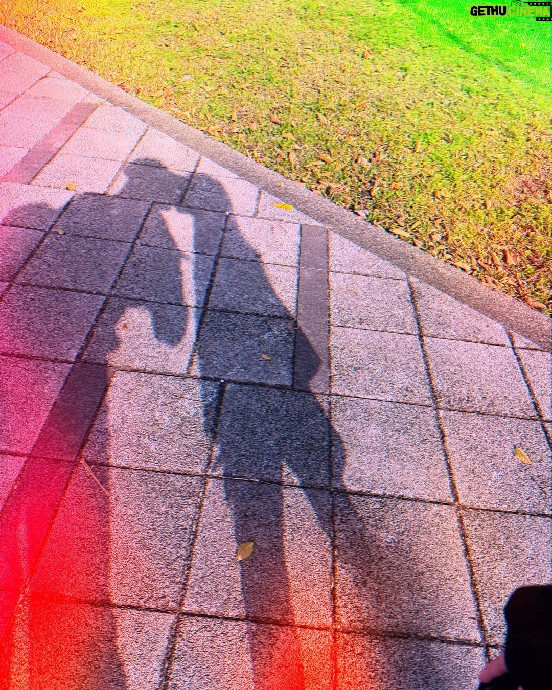 Kate Pang - 716 Likes - 從小單親的我,擁有一個屬於自己的家,一直是我人生最大的心願,當我知道自己即將成為母親的那一天,我卻遲疑了。
不知是哥哥還是我的心跳,反覆忐忑地說著:「你知道怎麼做一位母親嗎?妳能成為一個好母親嗎?妳能永遠愛著妳的孩子,永遠不捨棄他們嗎?妳能維持婚姻到人生的盡頭嗎?如果這一切這麼簡單,為什麼妳總是在父母之間感受到寂寞?」。
我想我不是一位好母親,我沒有辦法在情緒失控的時候,不遷怒於你們,我沒有辦法不帶著原生家庭的傷,給你們一個永遠微笑的媽媽。
我怎麼會變成自己最討厭的樣子?我不喜歡這樣的自己,你們卻深深愛著--這樣的我。
與其說是我在教養你們,更不如說是你們馴化了我,當我失去理智的時候,妹妹一句「媽媽,深呼吸。」喚醒了我的內在小孩,輕輕的告訴我,「擁抱」與「了解」,是我多麼渴望,卻一直得不到的,但現在我有能力「給予」。
你們給我機會,讓我看到什麼是永恆的愛,無論我多麼的醜惡,在你們眼裡,我是你們生命的全部,是你們的守護天使,而我也無法克制自己,瘋狂的迷戀著你們,你們的存在,伴隨著不可思議的美好,我的人生,有幸參與其中。
對啊!我想在我的父母心中,我一定也是如此珍貴的寶藏,我怎麼會只在他們身上找到傷痛呢?知道他們也深愛著我,就像我深愛著你們,我便安心多了,每天抱著你們,彷彿他們也深深擁我入懷中,即便我不曾擁有過。
你們是媽媽的安全網,一絲一絲的修復了我破碎的童年,謝謝你們選擇了我,媽媽人生的下一個目標,就是成為自己喜歡的模樣,也希望你們耐心期待--那個越來越好的我。
@kandiefamily #kandiefamily