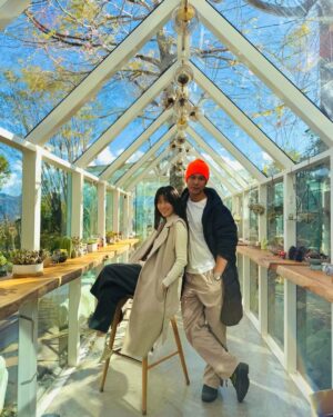 Kate Pang Instagram - 這些年，你過得好嗎？

問你，也反問我自己。

不抽煙的你，時不時拿著香煙、打火機，說要一個人去樓下走走，我知道你心中有烏雲了，也許藉著一縷縷煙絲，可以順手牽羊帶走那片常年籠罩著你的沉重水氣，但煙太輕，帶走了一朵烏雲，卻帶不走那片灰色的湖海，烏雲的故鄉。

我，在房間，默默地想著，在你的呼吸之間，出入腦海的是什麼畫面？

我，過得好嗎？

你過得好，我就過得好，就像你說的，我在哪裡，家，就在哪裡，我想大概、也許、應該是這樣吧！我偶爾也會懷疑。

唯一可靠的相信，是那片混濁的湖，灰濛濛的海啊！終有一天會被我們家那兩顆最閃亮的太陽，蒸發到煙消雲散。

請你記得，太陽的光，是你奉獻的能量，沒有你，就沒有--我們。

致，在一片混沌之中，依舊能牽著手找尋出口的我們。

📷： @nickyloh